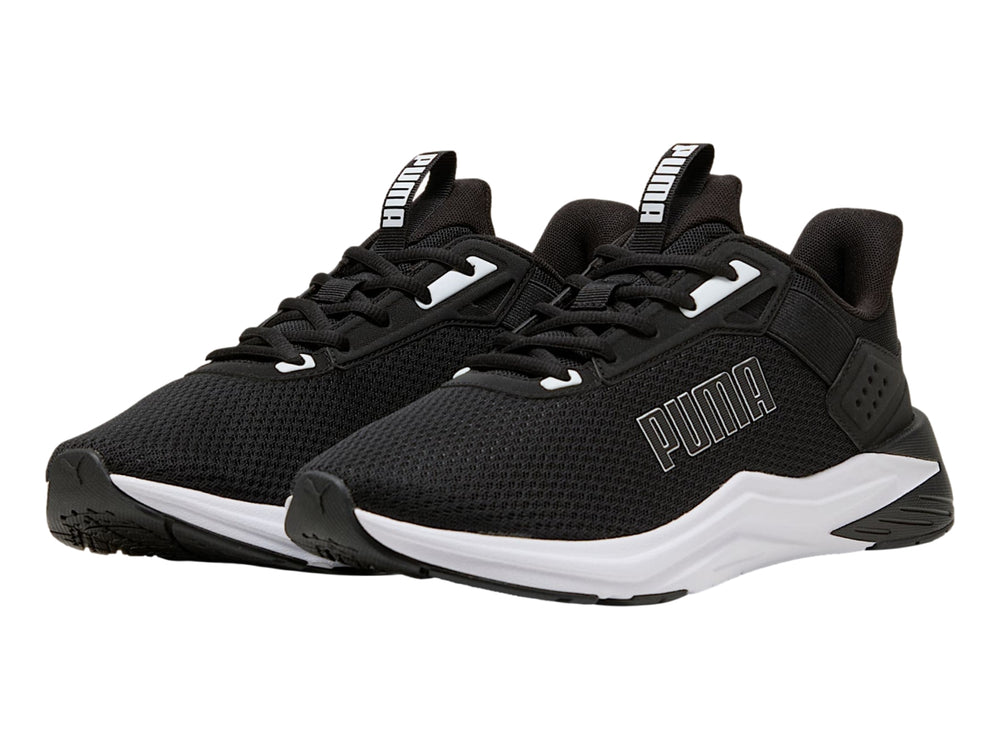 Tenis deportivos PUMA color negro con suela blanca, vista lateral.