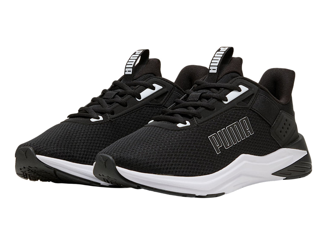 Tenis deportivos PUMA color negro con suela blanca, vista lateral.