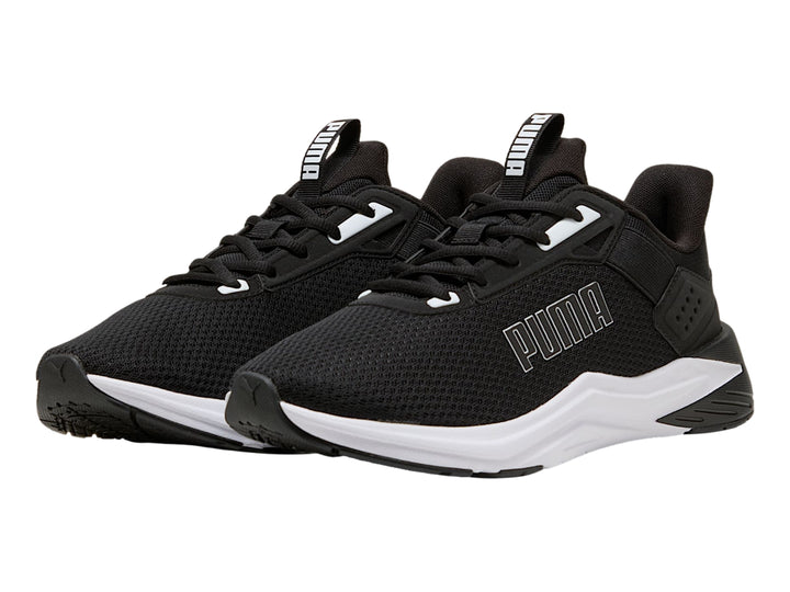 Tenis deportivos PUMA color negro con suela blanca, vista lateral.