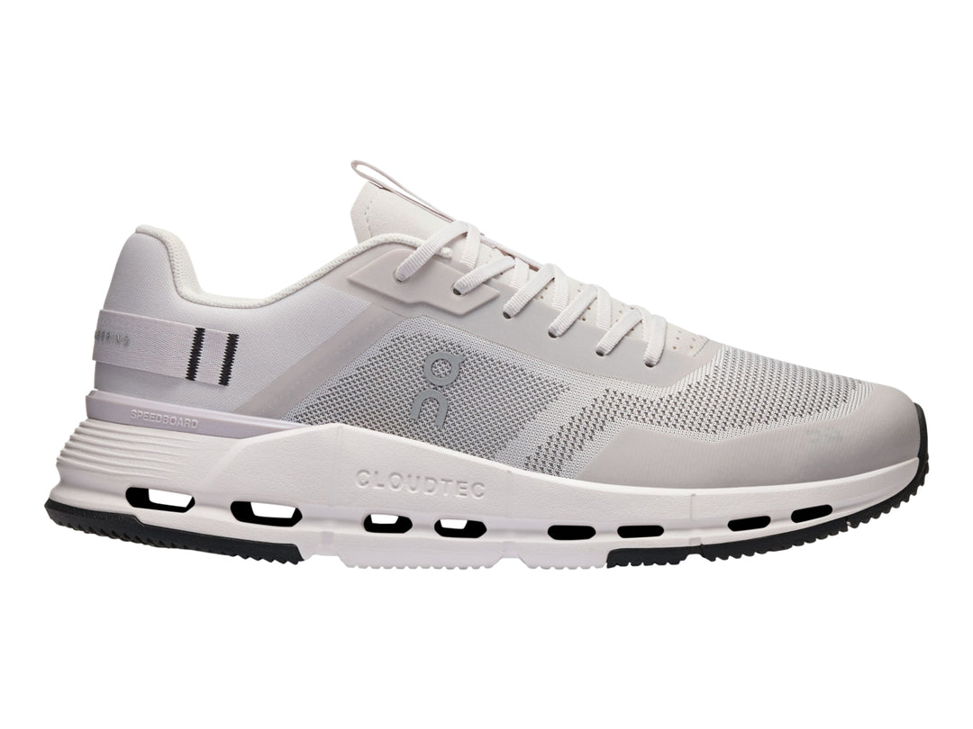 Tenis deportivos On Cloud en color gris claro y blanco con suela blanca y base negra.