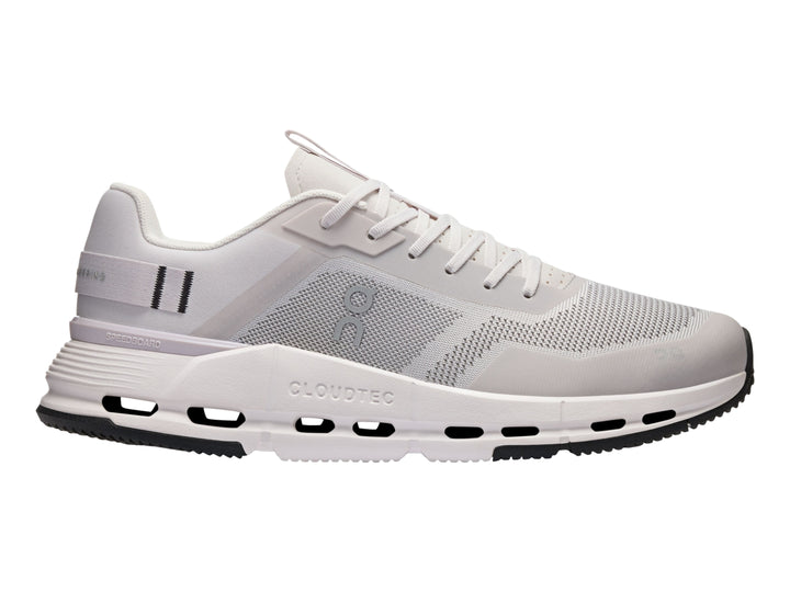 Tenis deportivos On Cloud en color gris claro y blanco con suela blanca y base negra.