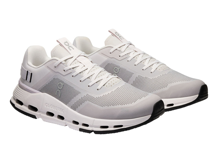 Tenis deportivos On Cloud en color gris claro y blanco con suela blanca y base negra.