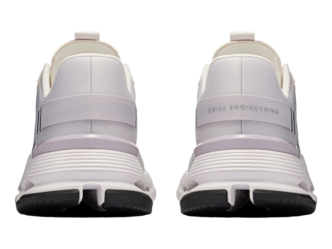Tenis deportivos On Cloud en color gris claro y blanco con suela blanca y base negra.
