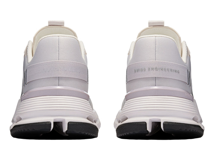 Tenis deportivos On Cloud en color gris claro y blanco con suela blanca y base negra.