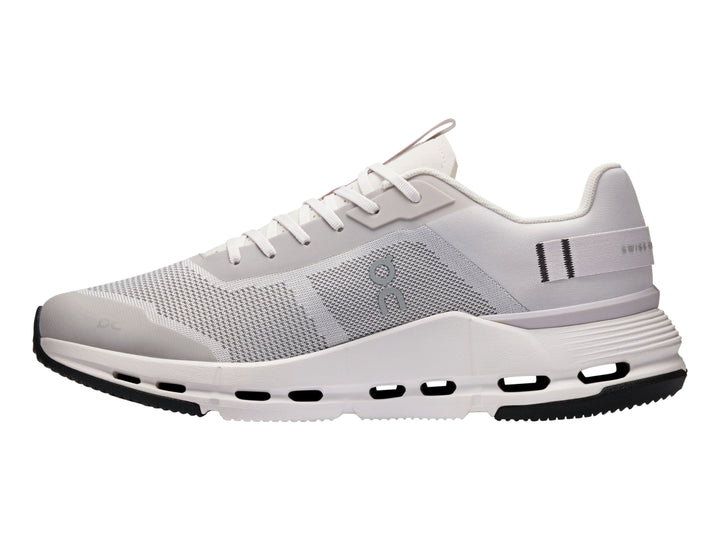 Tenis deportivos On Cloud en color gris claro y blanco con suela blanca y base negra.