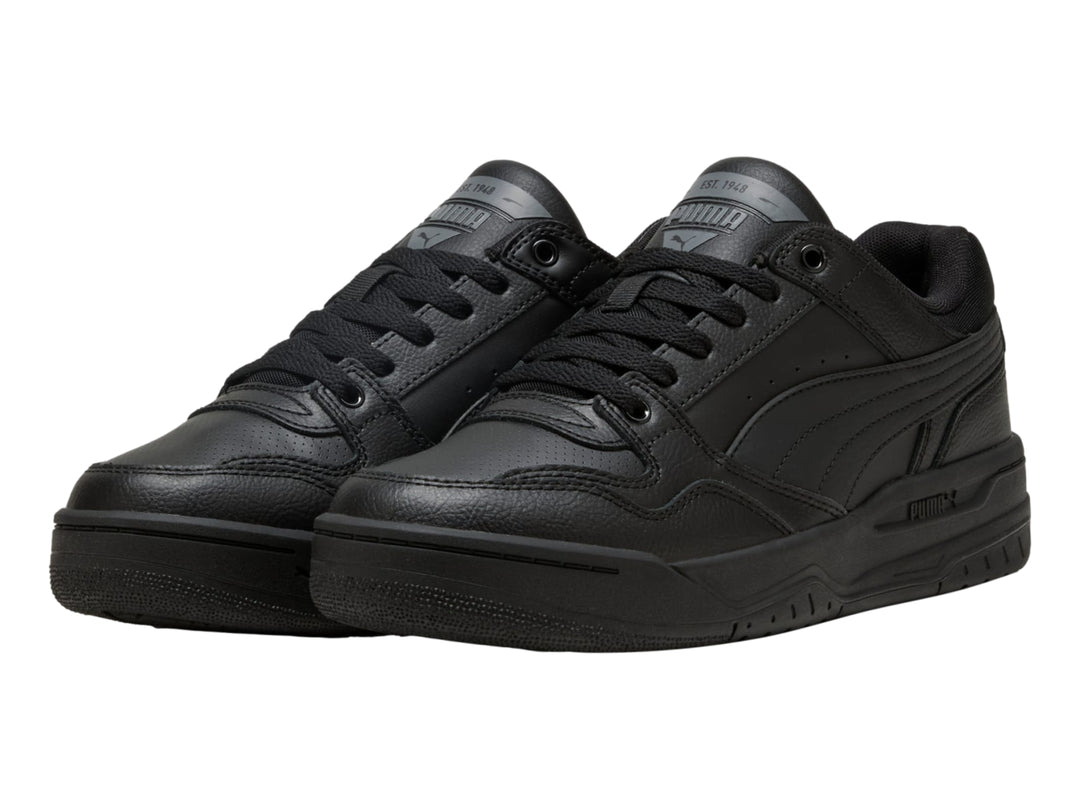 Tenis PUMA Rebound Retro en color negro total con suela ancha y detalles sintéticos.