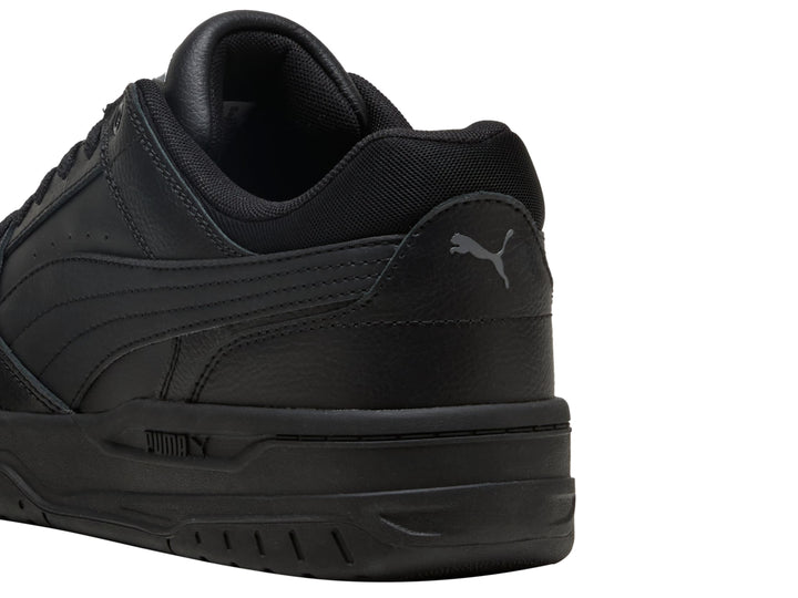 Tenis PUMA Rebound Retro en color negro total con suela ancha y detalles sintéticos.