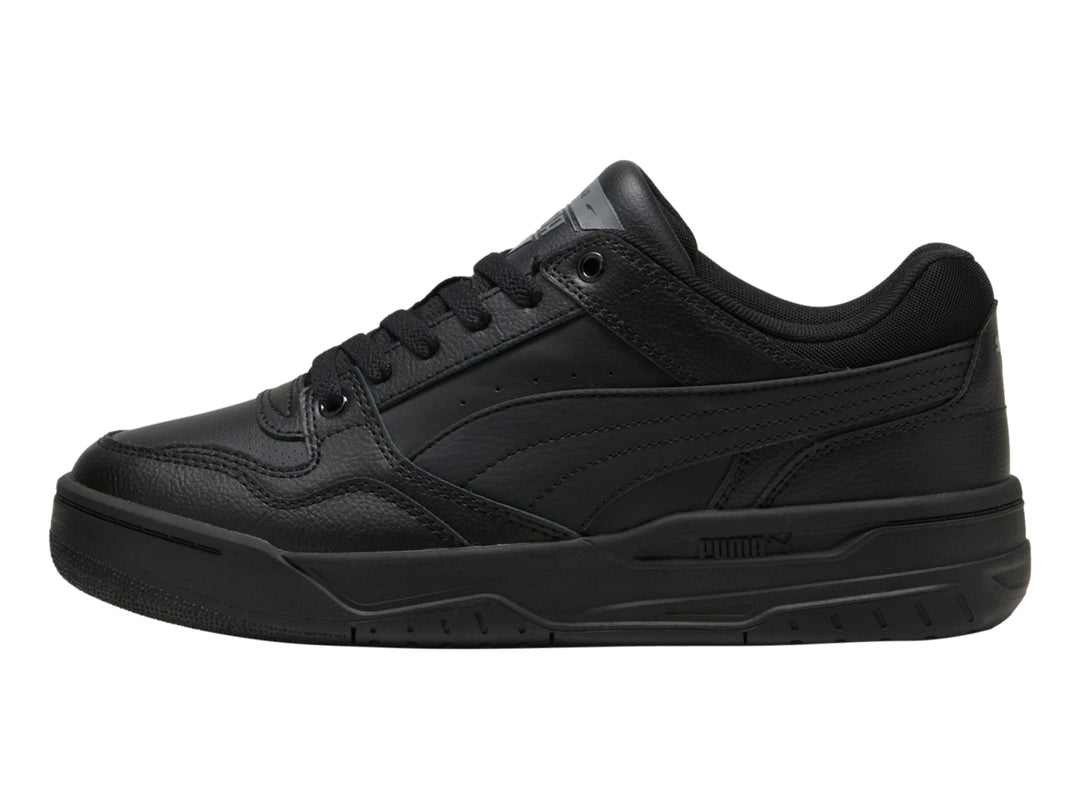 Tenis PUMA Rebound Retro en color negro total con suela ancha y detalles sintéticos.