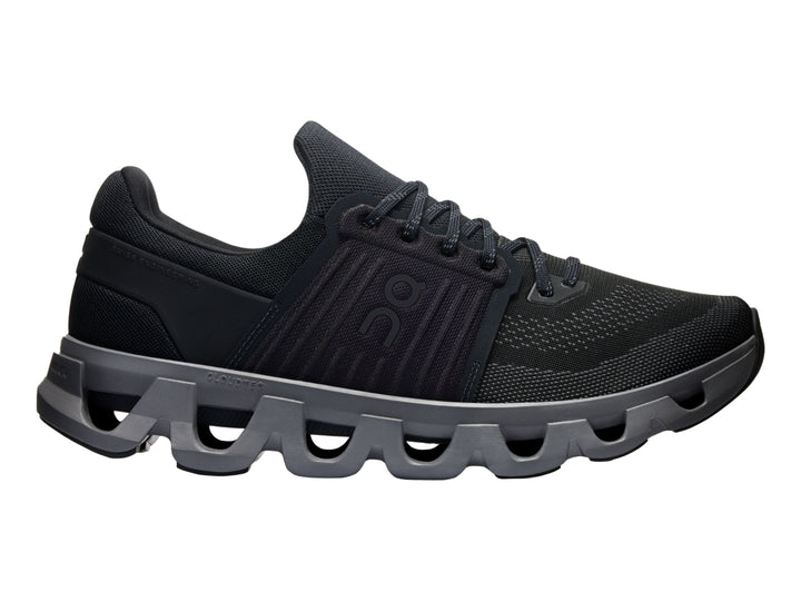Tenis deportivos On Cloud color negro con suela gris oscuro y diseño de amortiguación característica.
