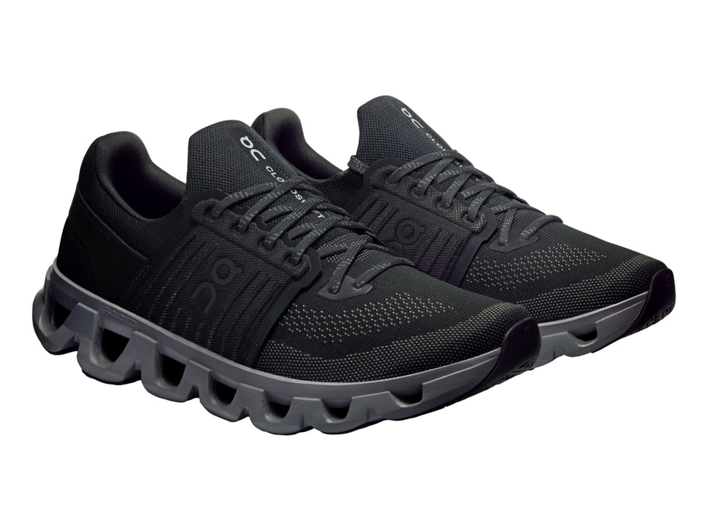 Tenis deportivos On Cloud color negro con suela gris oscuro y diseño de amortiguación característica.