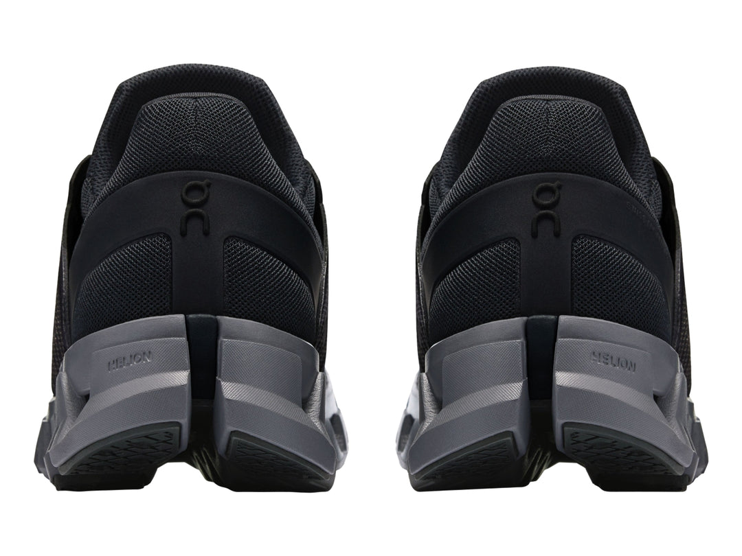 Tenis deportivos On Cloud color negro con suela gris oscuro y diseño de amortiguación característica.