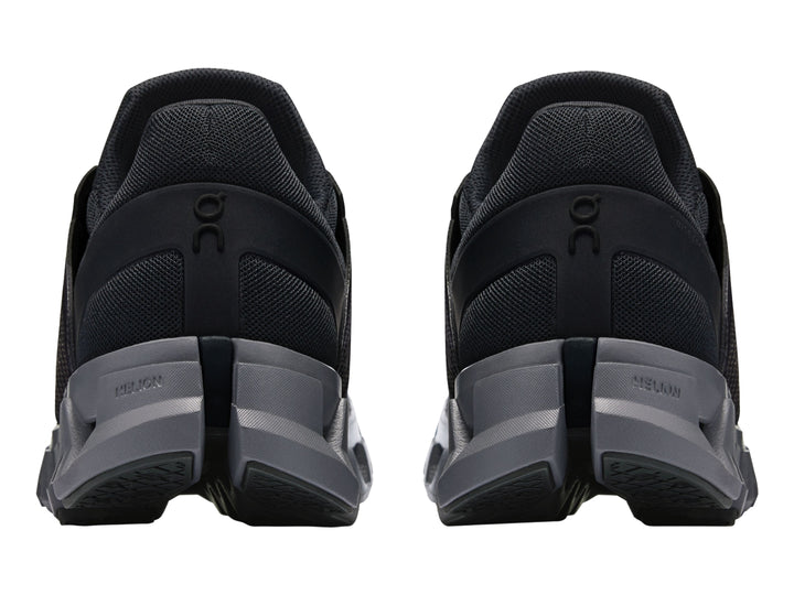 Tenis deportivos On Cloud color negro con suela gris oscuro y diseño de amortiguación característica.