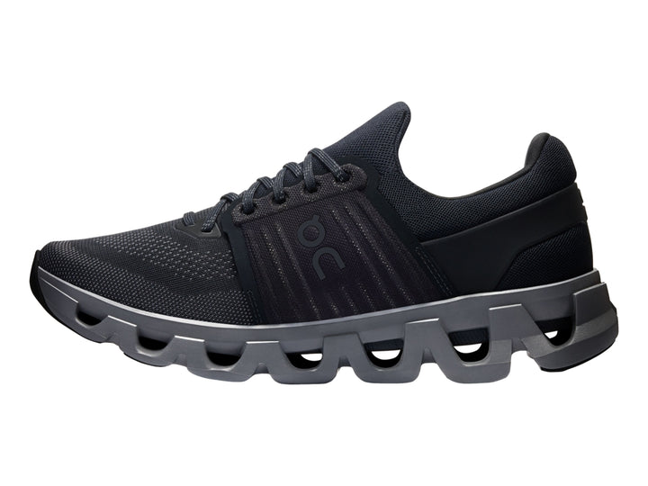 Tenis deportivos On Cloud color negro con suela gris oscuro y diseño de amortiguación característica.
