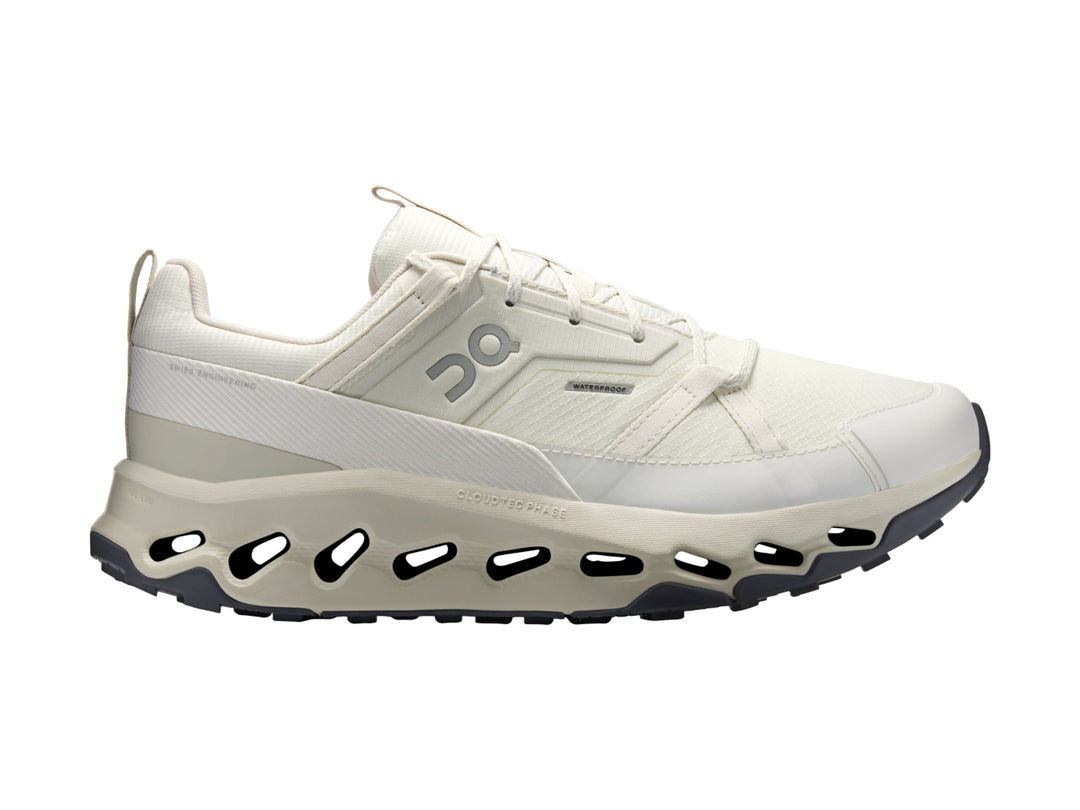 Tenis deportivos On Cloud color marfil con suela amortiguada y diseño moderno.