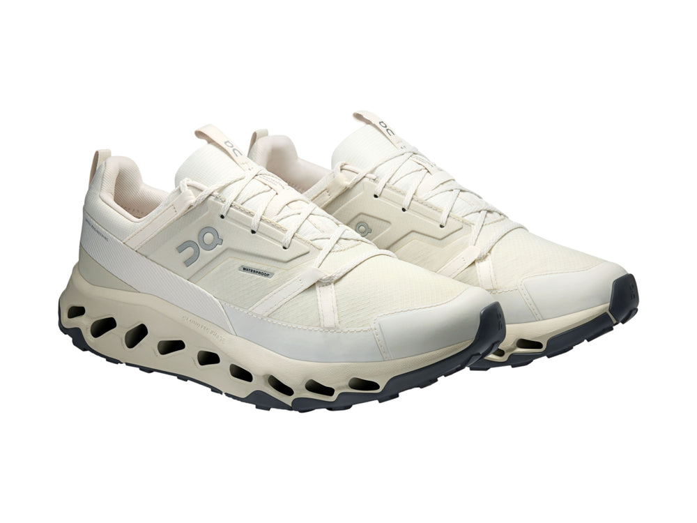Tenis deportivos On Cloud color marfil con suela amortiguada y diseño moderno.
