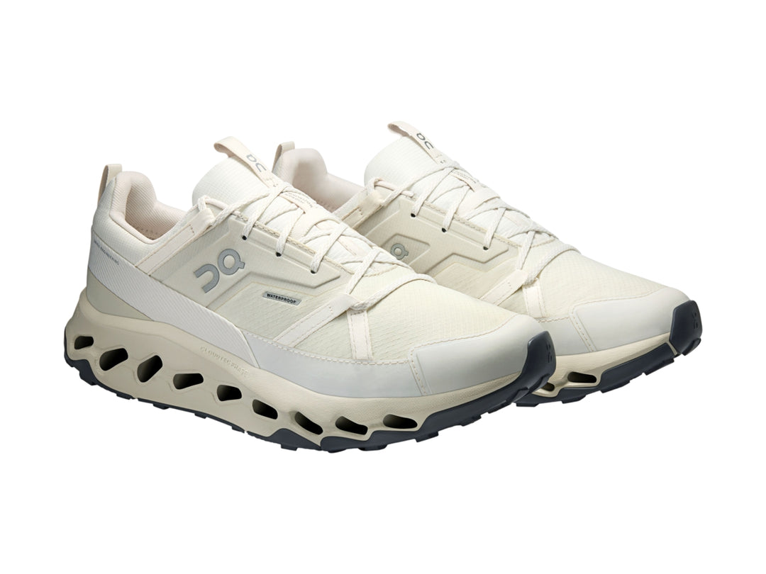 Tenis deportivos On Cloud color marfil con suela amortiguada y diseño moderno.