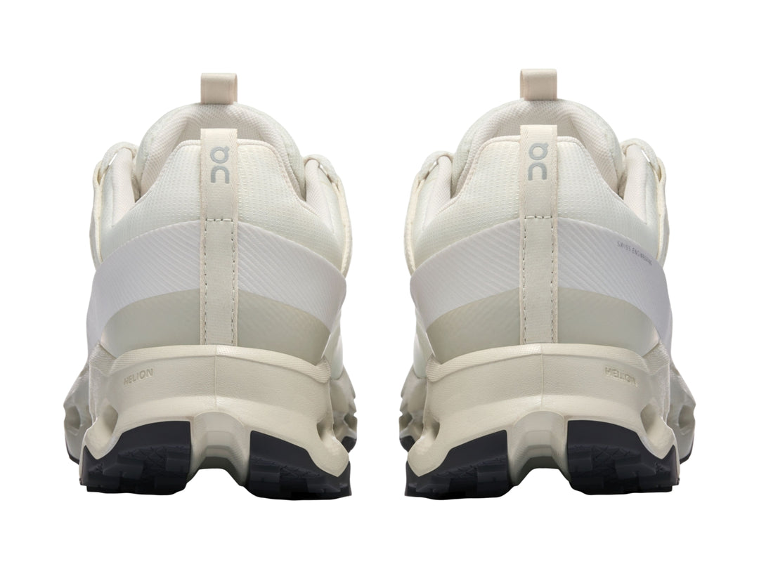 Tenis deportivos On Cloud color marfil con suela amortiguada y diseño moderno.