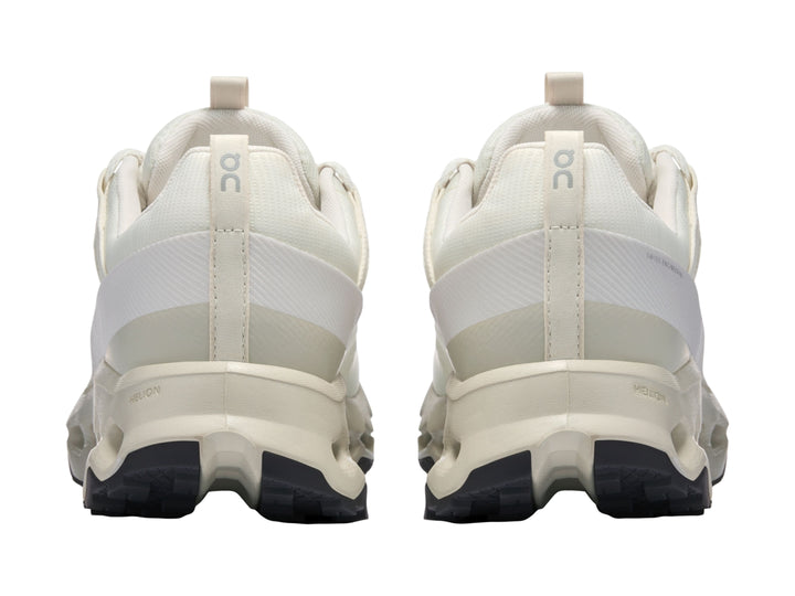 Tenis deportivos On Cloud color marfil con suela amortiguada y diseño moderno.