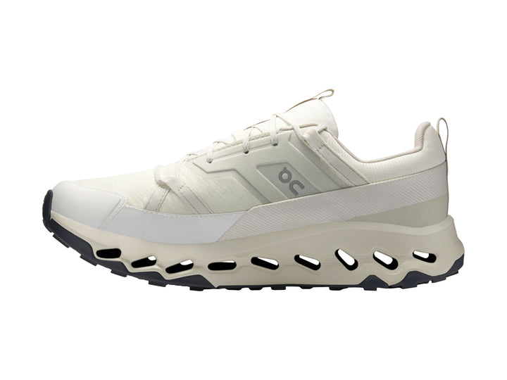 Tenis deportivos On Cloud color marfil con suela amortiguada y diseño moderno.