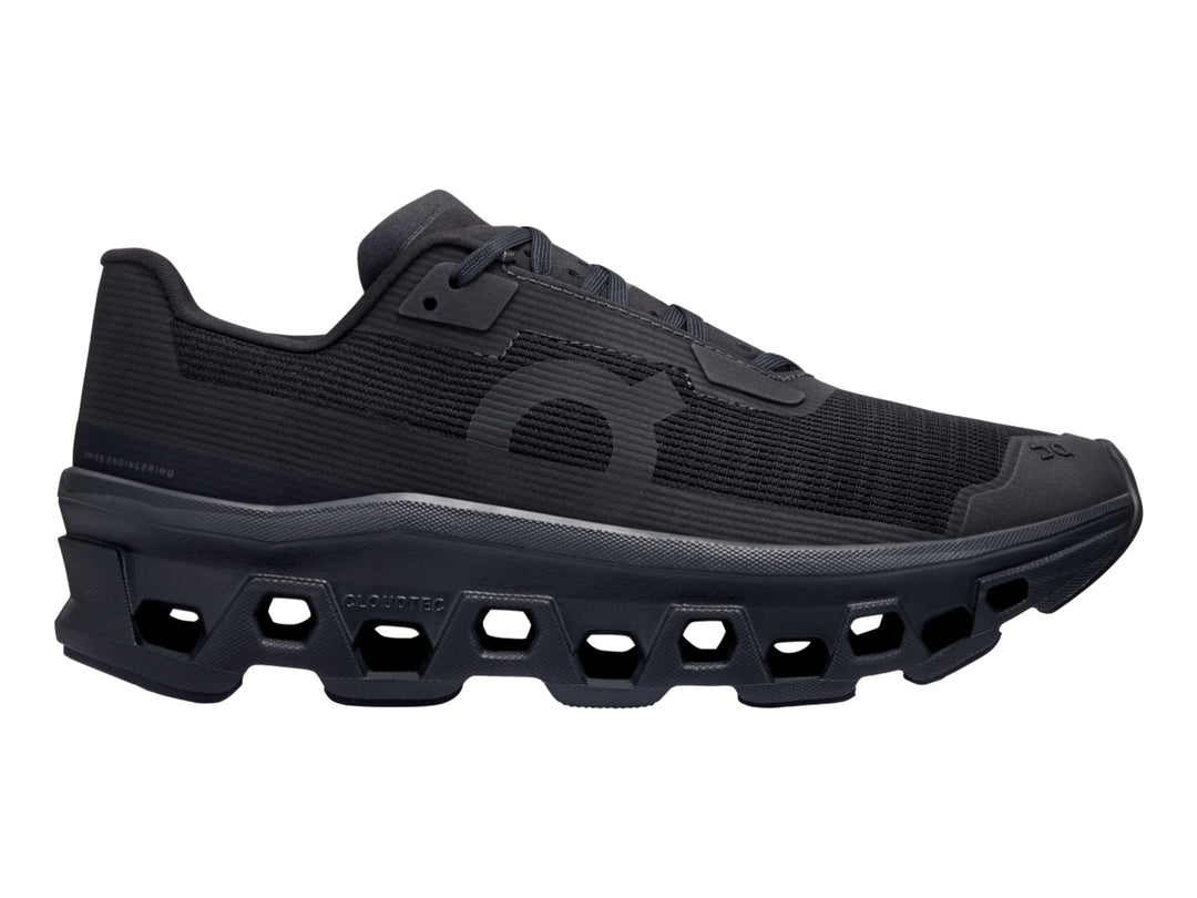 Tenis deportivos On Cloud en color negro total con suela gruesa y diseño de malla.