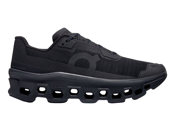 Tenis deportivos On Cloud en color negro total con suela gruesa y diseño de malla.