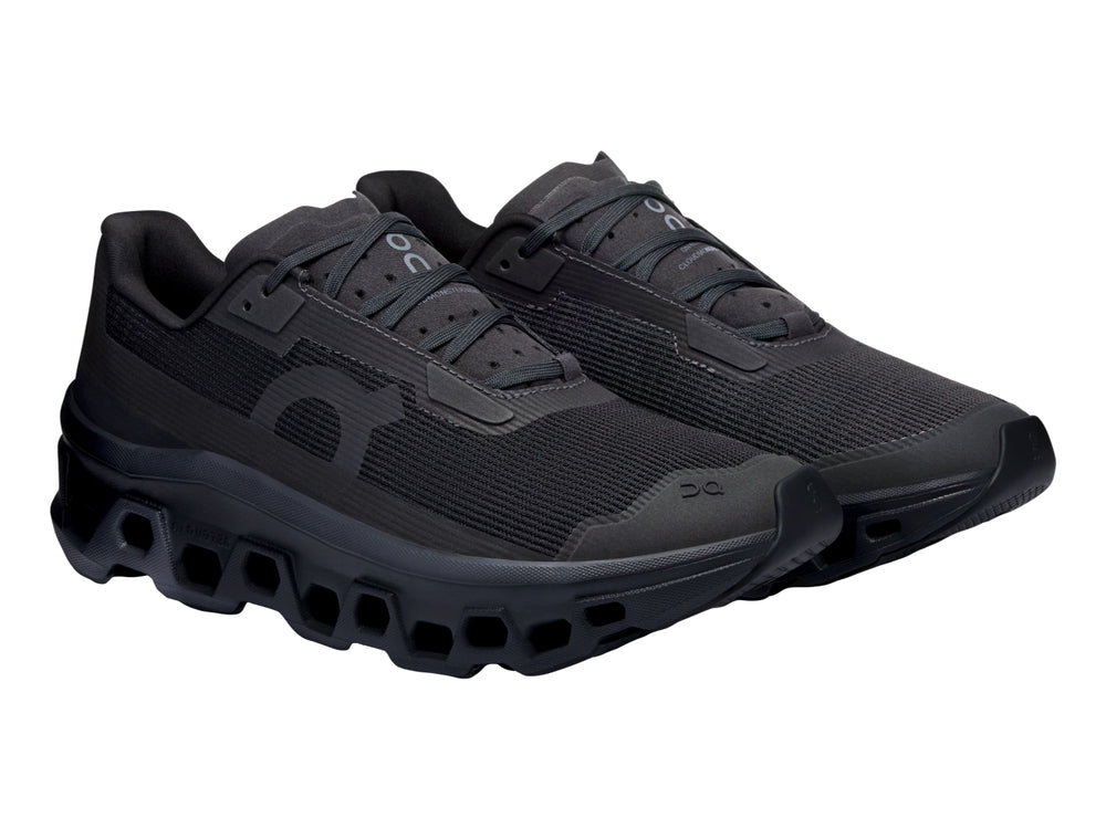 Tenis deportivos On Cloud en color negro total con suela gruesa y diseño de malla.