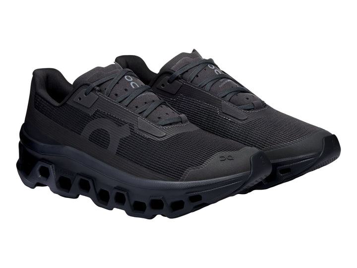 Tenis deportivos On Cloud en color negro total con suela gruesa y diseño de malla.