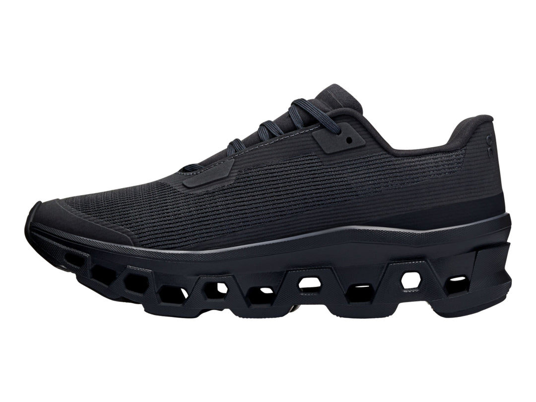 Tenis deportivos On Cloud en color negro total con suela gruesa y diseño de malla.