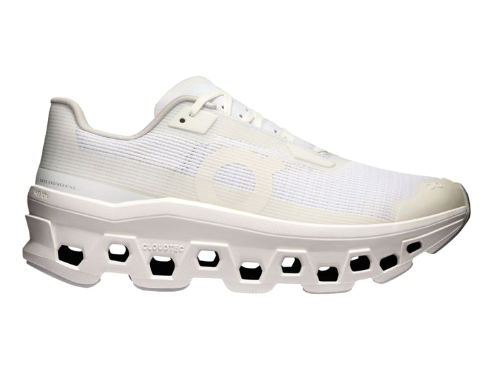 Tenis deportivos On Cloudmonster color blanco con suela amortiguada característica.