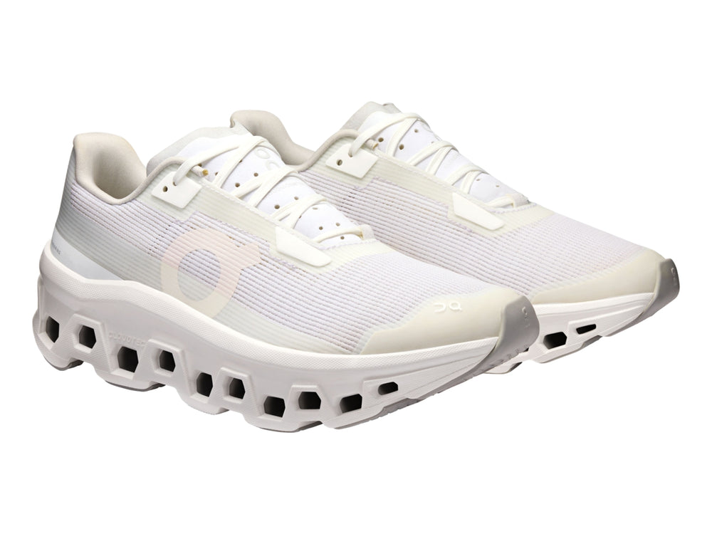 Tenis deportivos On Cloudmonster color blanco con suela amortiguada característica.