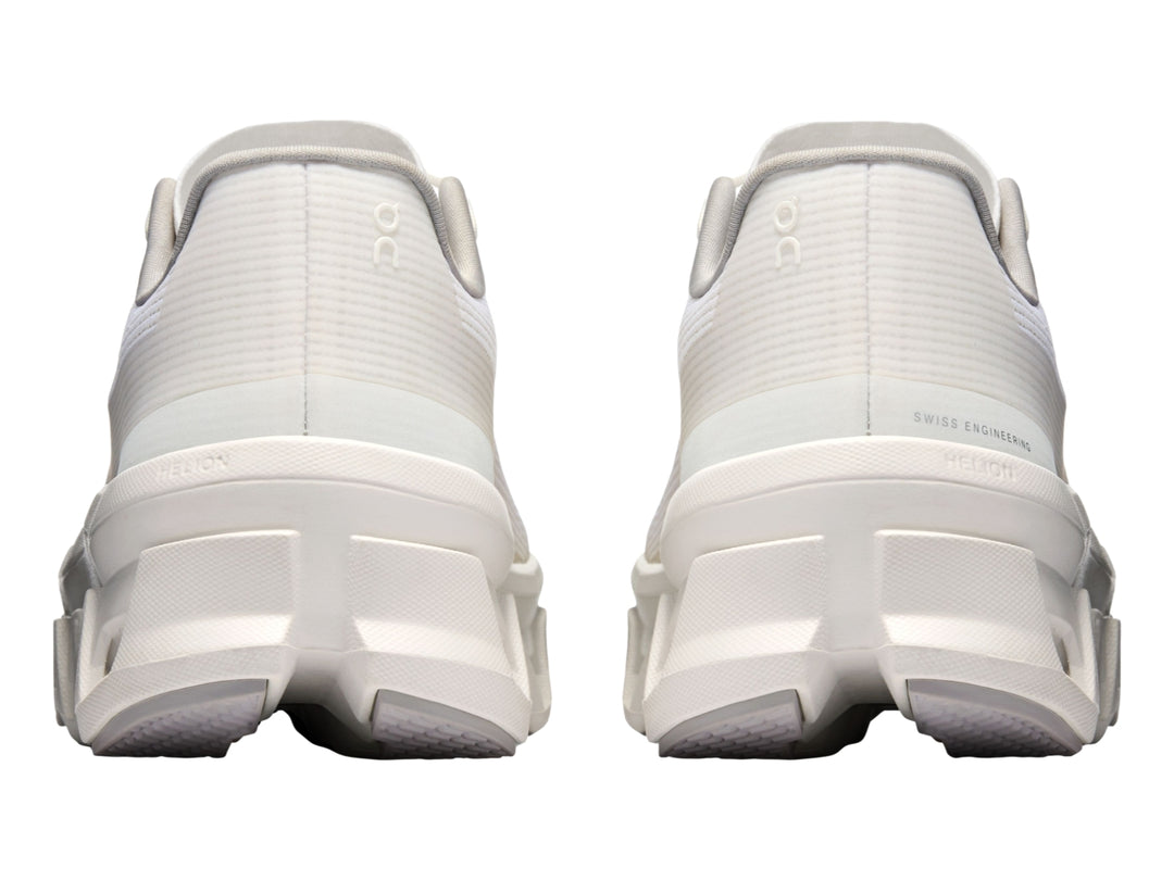 Tenis deportivos On Cloudmonster color blanco con suela amortiguada característica.