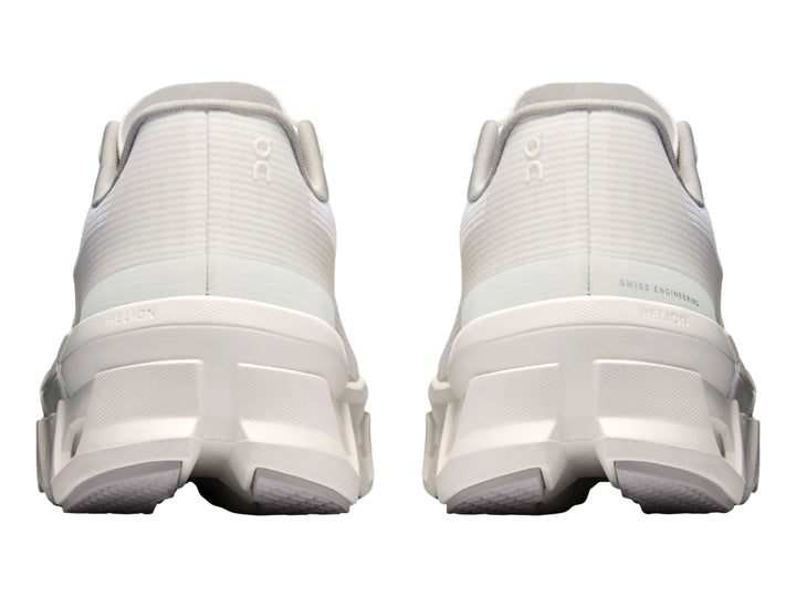 Tenis deportivos On Cloudmonster color blanco con suela amortiguada característica.