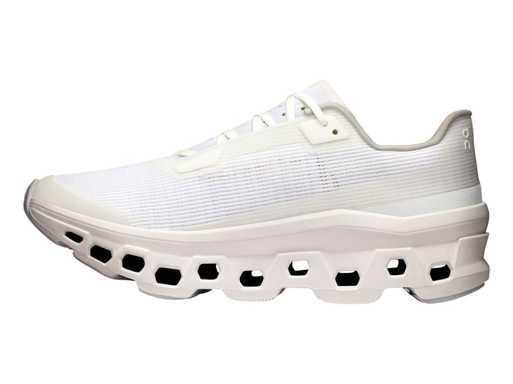 Tenis deportivos On Cloudmonster color blanco con suela amortiguada característica.