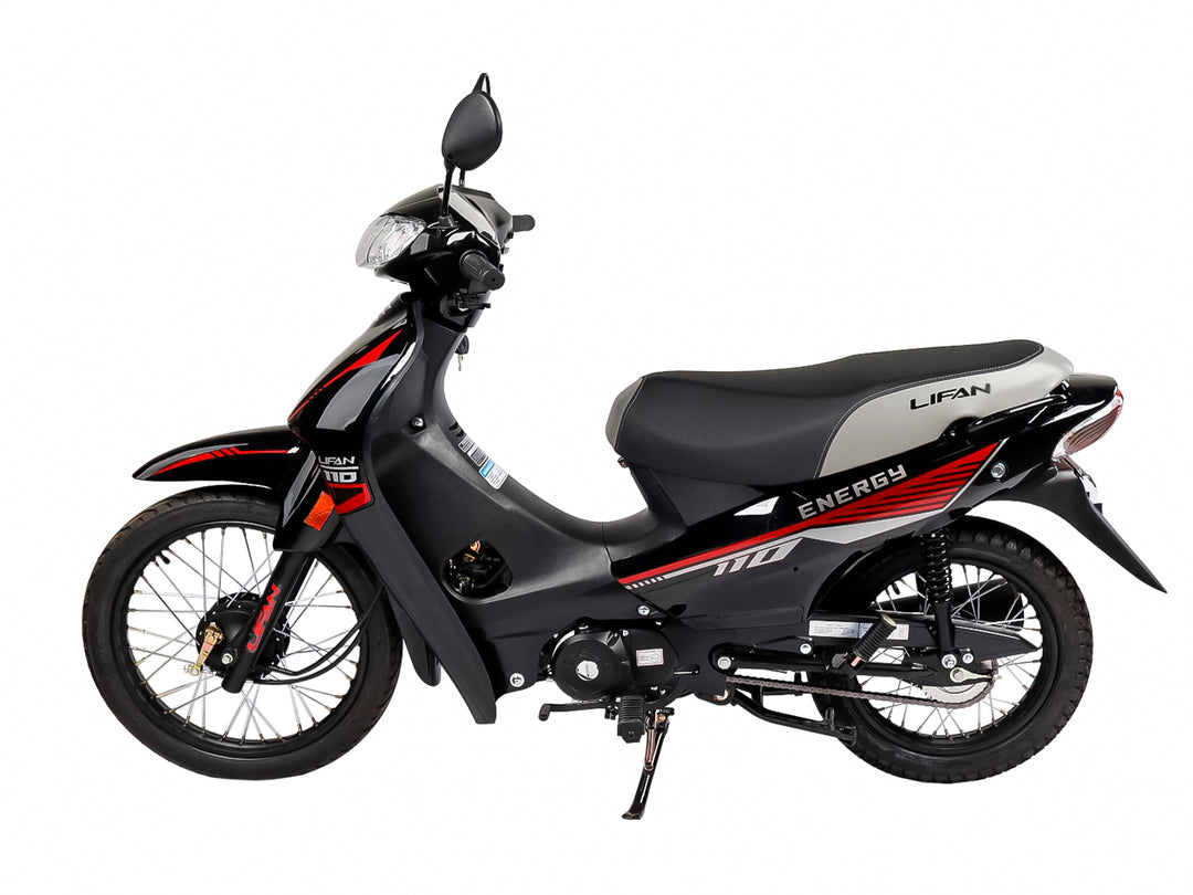 Motocicleta Lifan LF-110 color negro con detalles en rojo y blanco, vista lateral sobre fondo blanco.
