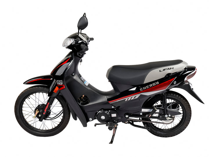 Motocicleta Lifan LF-110 color negro con detalles en rojo y blanco, vista lateral sobre fondo blanco.