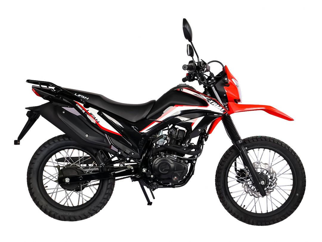 Motocicleta Lifan LF-150 GY-4D de doble propósito en colores negro y rojo con detalles en blanco.