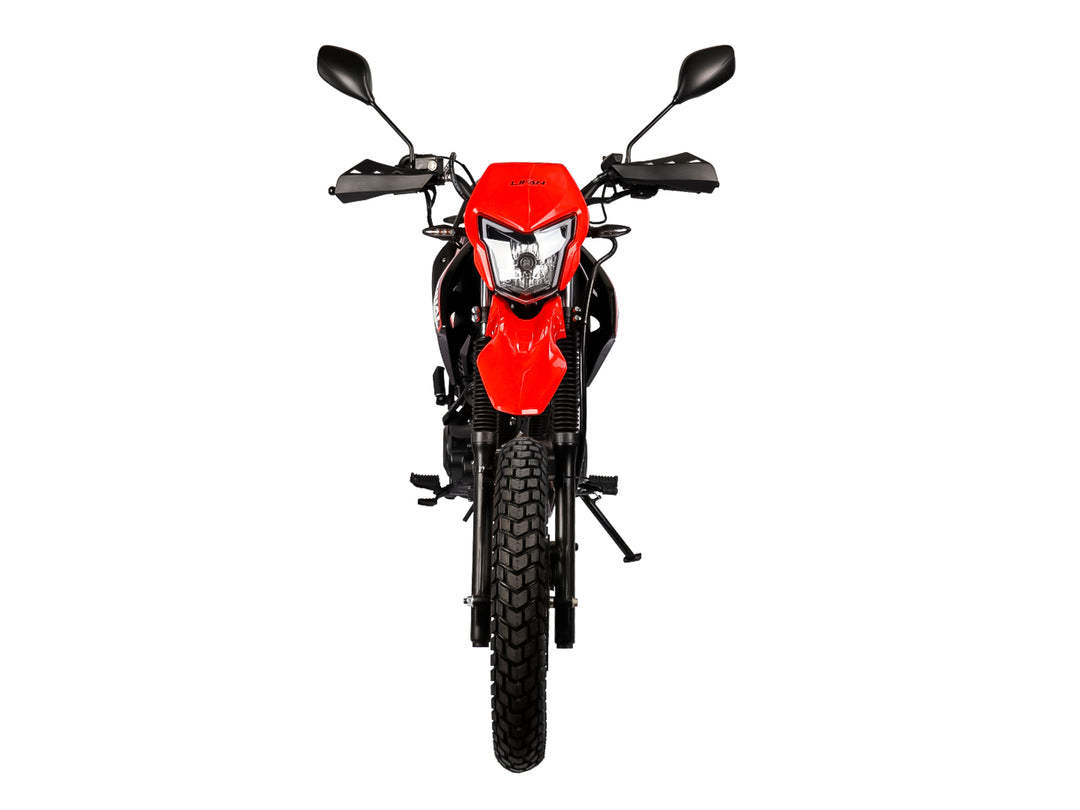 Motocicleta Lifan LF-150 GY-4D de doble propósito en colores negro y rojo con detalles en blanco.