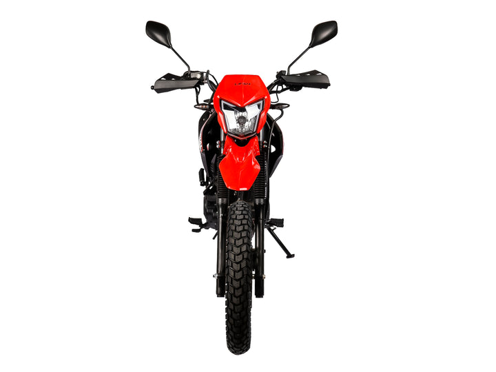 Motocicleta Lifan LF-150 GY-4D de doble propósito en colores negro y rojo con detalles en blanco.