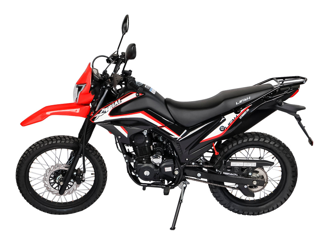 Motocicleta Lifan LF-150 GY-4D de doble propósito en colores negro y rojo con detalles en blanco.