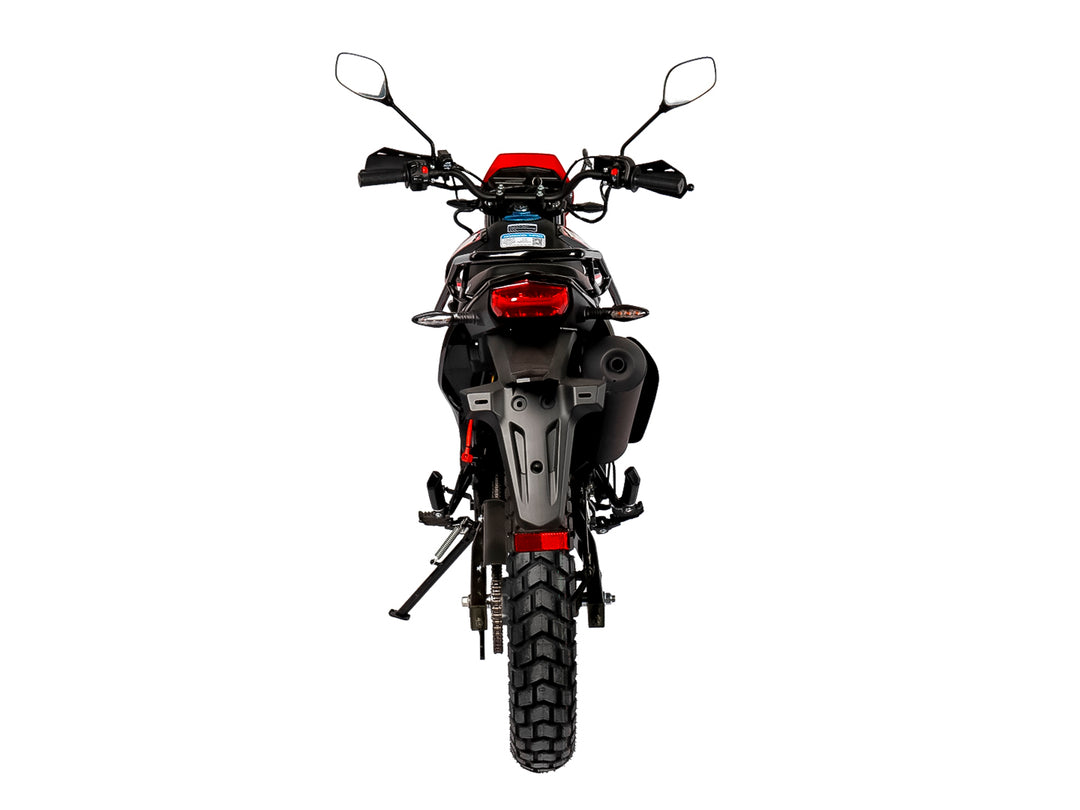 Motocicleta Lifan LF-150 GY-4D de doble propósito en colores negro y rojo con detalles en blanco.