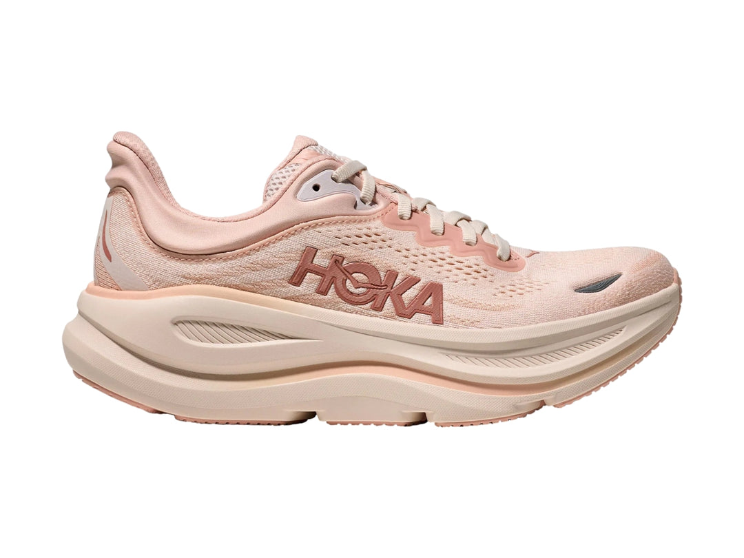 Tenis deportivos HOKA color rosa pastel con suela ancha y malla transpirable.