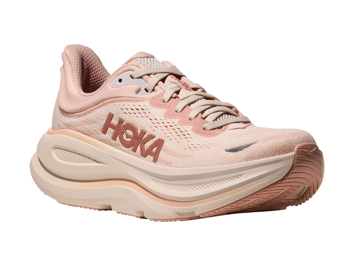 Tenis deportivos HOKA color rosa pastel con suela ancha y malla transpirable.
