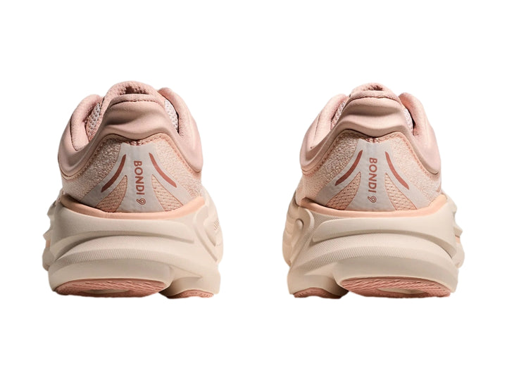 Tenis deportivos HOKA color rosa pastel con suela ancha y malla transpirable.