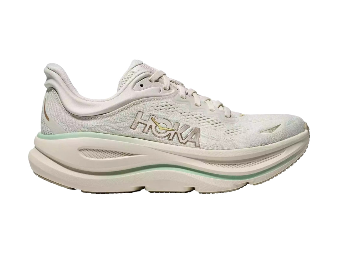 Tenis HOKA Bondi 9 color blanco crema con detalles en verde menta y suela amortiguada