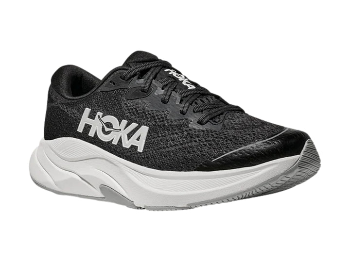 Tenis deportivos HOKA Rincon 4 para niños en color negro con suela blanca y logotipo blanco lateral.