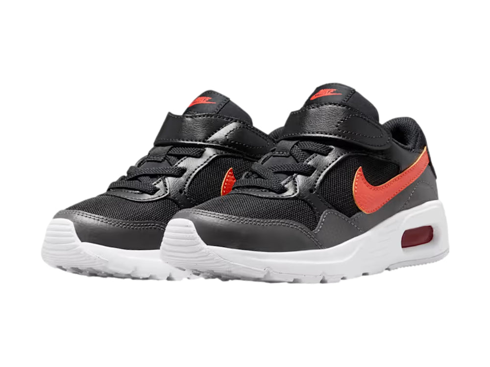 Tenis Nike Air Max SC para niño en colores negro y gris con detalles en naranja y suela blanca.
