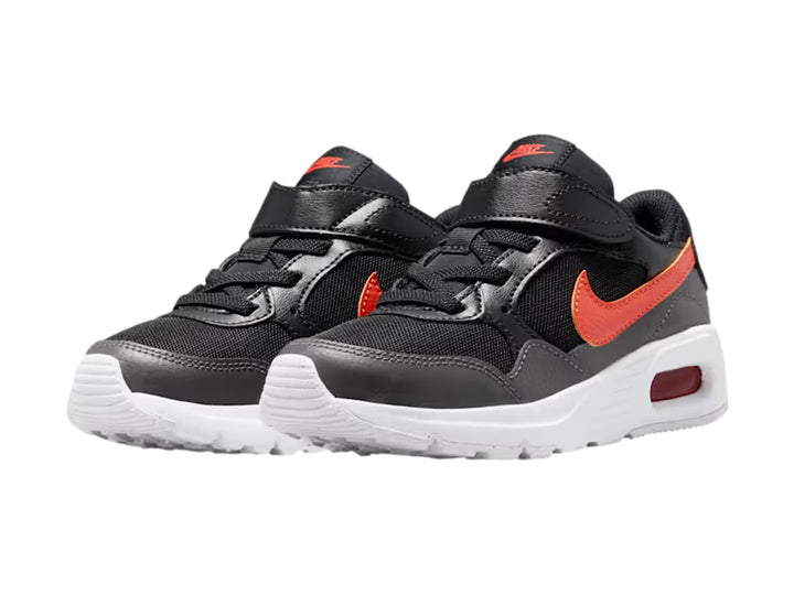 Tenis Nike Air Max SC para niño en colores negro y gris con detalles en naranja y suela blanca.