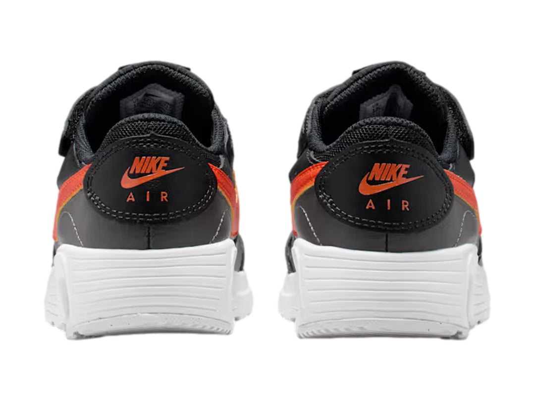 Tenis Nike Air Max SC para niño en colores negro y gris con detalles en naranja y suela blanca.