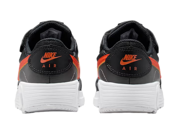 Tenis Nike Air Max SC para niño en colores negro y gris con detalles en naranja y suela blanca.