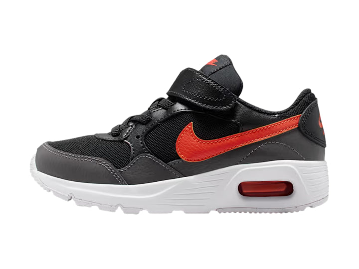 Tenis Nike Air Max SC para niño en colores negro y gris con detalles en naranja y suela blanca.